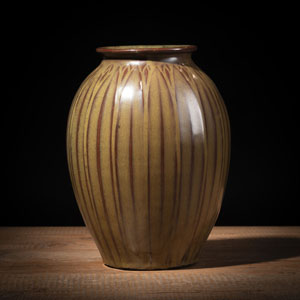 <b>Leicht gerippte Vase mit Teadust-Glasur</b>