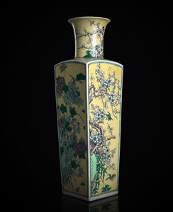 <b>'Famille jaune'-Vase mit Dekor von Päonien, Lotus, Chrysanthemen und Pflaumenblüten aus Bisquit-Porzellan</b>