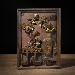 <b>Reliefbild aus Holz, geschnitzt mit Antiquitäten, partiell rotlackiert und vergoldet</b>