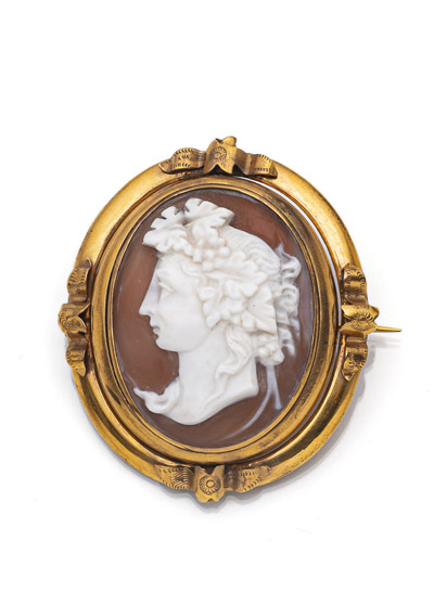 <b>A BELLE EPOQUE CAMEO BROOCH WITH BACCHANTINE</b>