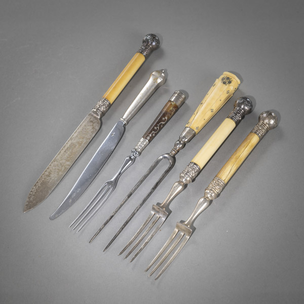 <b>A MIXED LOT OF CUTLERY PIECES</b>