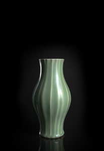 <b>Feine gerippte Vase mit Seladonglasur</b>