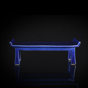 <b>Feines Modell eines Altartisches aus Porzellan mit leuchtend blauer Glasur</b>
