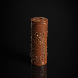 <b>Karamellfarben glasierte und relieffierte zylindrische Vase für Räucherwerk mit umlaufendem Dekor einer Seelandschaft</b>
