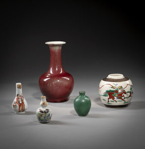 <b>A SMALL OXBLOOD VASE AND FOUR MINIATURE VASES</b>