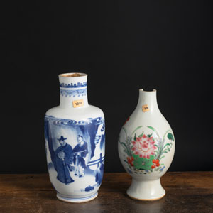 <b>A SMALL BLUE AND WHITE FIGURAL PORCELAIN ROULEAU VASE AND A 'FAMILLE ROSE' BOTTLE VASE</b>