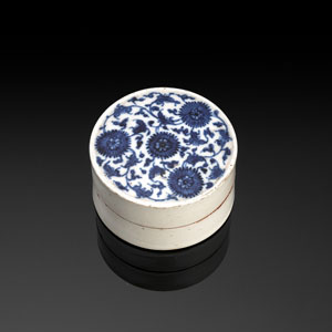 <b>Zylindrische Deckeldose für Siegellack aus Porzellan mit unterglasurblauem Dekor von Chrysanthemen</b>