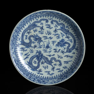 <b>A LARGE BLUE AND WHITE DRAGON PLATE</b>