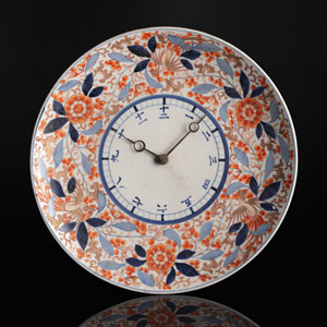 <b>Seltene Imari-Wanduhr in Form einer Platte aus Arita-Porzellan mit Uhrwerk</b>