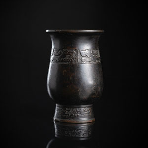 <b>Weingefäß aus Bronze mit Drachenmotiven im archaischen Stil</b>