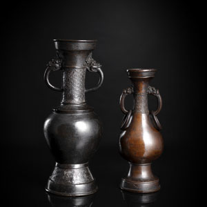 <b>Zwei gebauchte Vasen aus Bronze mit losen Ringhenkeln</b>