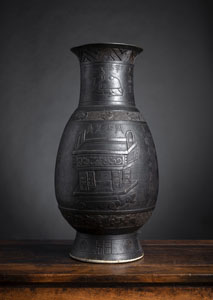 <b>Vase mit schwarzer Glasur aus Porzellan mit Bronzen und Aufschriften, Bronze imitierend</b>