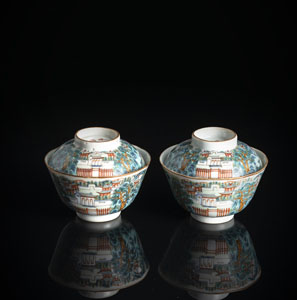 <b>A PAIR OF FINELY POLYCHROME PAINTED PORCELAIN BOWLS AND COVERS DEPICTING THE FAMOUS 'WHITE DEER GROTTO ACEDEMY' (BAI LU GU DONG)</b>