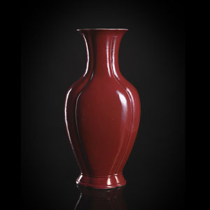 <b>Vierpassige Vase aus Porzellan mit cyclamfarbener Glasur</b>