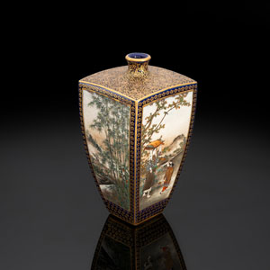 <b>Vierseitige Satsuma-Vase mit Dekor von figuralen Szenen und Blütenreserven</b>