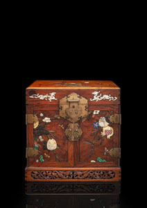 <b>Feines Huanghuali-Kabinett mit Einlagen von Lotus, Blüten und Drachen</b>