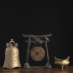 <b>Weihrauchbrenner mit Reliefdekor, Glocke und Gong in Holzstand</b>