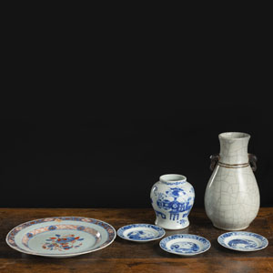 <b>A GROUP OF PORCELAIN DISHES AND VASES, A.O. BLUE AND WHITE FIGURAL SAUCERS</b>