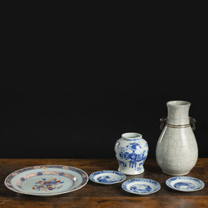 <b>Gruppe Porzellanteller und -Vasen, u. a. mit unterglasurblauem Figurendekor</b>
