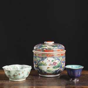 <b>A POLYCHROME LANDSCAPE AND LOTUS PORCELAIN BOX AND COVER AND TWO FLORIFORM CUPS</b>