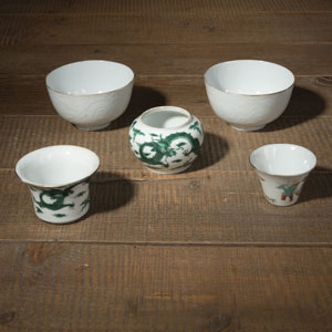 <b>A PAIR OF DRAGON-INCISED PORCELAIN BOWLS, A TWO-PART SPITTOON, AND SMALL CUP</b>