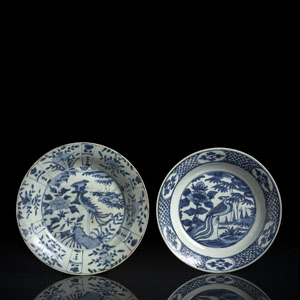 <b>Zwei unterglasurblau dekorierte Swatow-Teller mit Phönix-Dekoren</b>