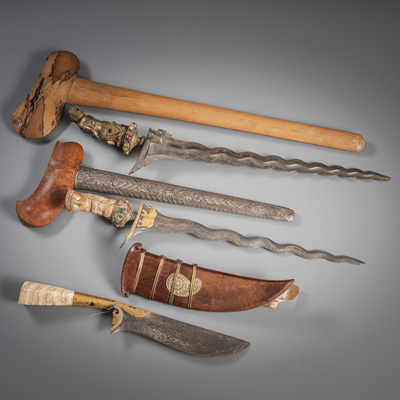 <b>Zwei Krise und ein Dolch mit Klingen aus Eisen und Griffen aus Elfenbein, Mammut und Holz</b>