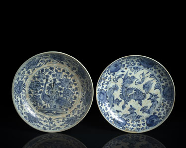 <b>Zwei unterglasurblaue Swatow-Teller mit Dekor von Kirin bzw. Pfau</b>
