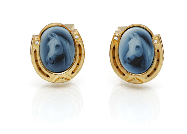 <b>A PAIR OF CUFF LINKS WITH HORSESHOE AND HORSE MOTIF</b>