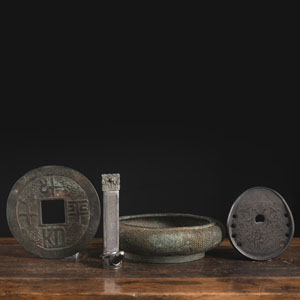 <b>Pinselwascher, Münze, versilberte Stele und Bronzebeschlag</b>