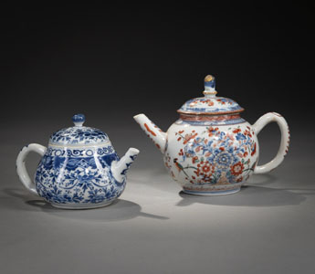 <b>Eine Imari- und eine blau-weiß dekorierte Porzellan-Teekanne</b>