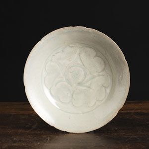 <b>A SMALL 'QINGBAI'-WARE FLORIFORM BOWL</b>