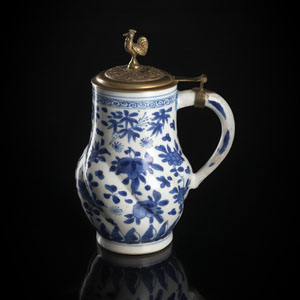 <b>A BLUE AND WHITE PORCELAIN TANKARD WITH EUROPEAN BRONZE COVER</b>