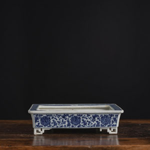 <b>A RECTANGULAR BLUE AND WHITE LOTUS PORCELAIN JARDINIÈRE</b>