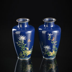 <b>Paar feine Cloisonné-Vasen mit verschiedenen Blumen und Vögeln auf dunkelblauem Fond mit Gold- und Silberstegen</b>