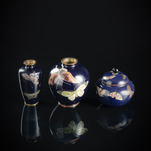<b>Zwei  Cloisonné-Vasen und eine Deckeldose mit feinem Dekor von Schmetterlingen</b>