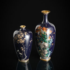<b>Zwei feine Cloisonné-Vasen mit Kranichen zwischen Blüten mit Silberstegen auf nachtblauem Fond</b>