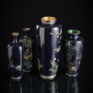 <b>Gruppe von vier feinen Cloisonné-Vasen mit nachtblauem Fond, Dekor von BlütenInsekten, Vögeln und Bambus mit Silberstegen</b>