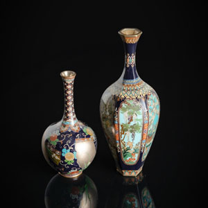 <b>Hexagonale Cloisone-Vase von Ota und ungewöhnliche Cloisonné-Vase mit Fächereinlagen in Sillber</b>