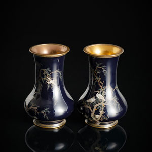 <b>Paar feine Vasen mit Dekor von Vögeln neben Weidenzweigen und Blüten auf nachtblauem Fond mit Silberstegen</b>