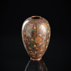 <b>Eiförmige Cloisonné-Vase mit Aventurin-Fond und fünf weitere Cloisonné-Vasen</b>