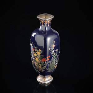 <b>Cloisonné-Vase mit Vögeln und Blüten mit Silber gefasst</b>