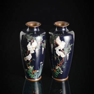 <b>Paar feine Cloisonné-Vasen mit Tauben neben Glyzinien und Paar Vasen mit Spatzen und Glyzinien</b>
