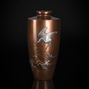 <b>Vase aus Kupfer mit Reliefdekor von Reiher in Silber über Felsen und Wasser</b>