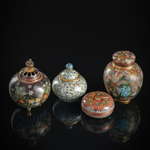 <b>Paar Vasen und vier Koro bzw. Deckeldosen mit Cloisonné-Dekor</b>