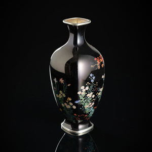 <b>Feine Cloisonné-Vase mit verschiedenen Blüten auf schwarzem Fond mit Silberstegen</b>