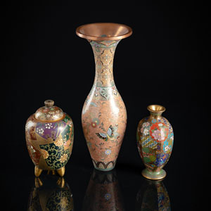 <b>Deckelgefäß und zwei Cloisonné-Vasen, teils mit Blüten und Schmetterlingen</b>