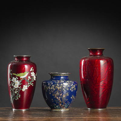 <b>Drei Cloisonné-Vasen mit Blüten- bzw. Bambusdekor</b>