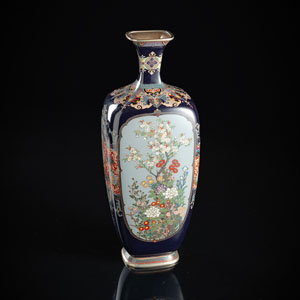 <b>Feine Cloisonné-Vase mit Blütenreserven auf nachtblauem Fond und Randeinfassungen in Silber</b>