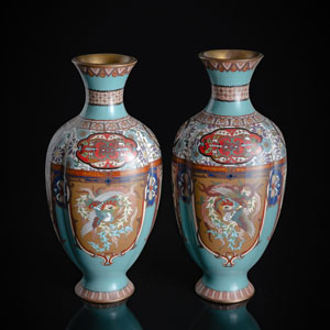 <b>Paar Cloisonné-Vasen mit Dekor von Drachen- und Phönix-Reserven auf türkisfarbenem Fond</b>